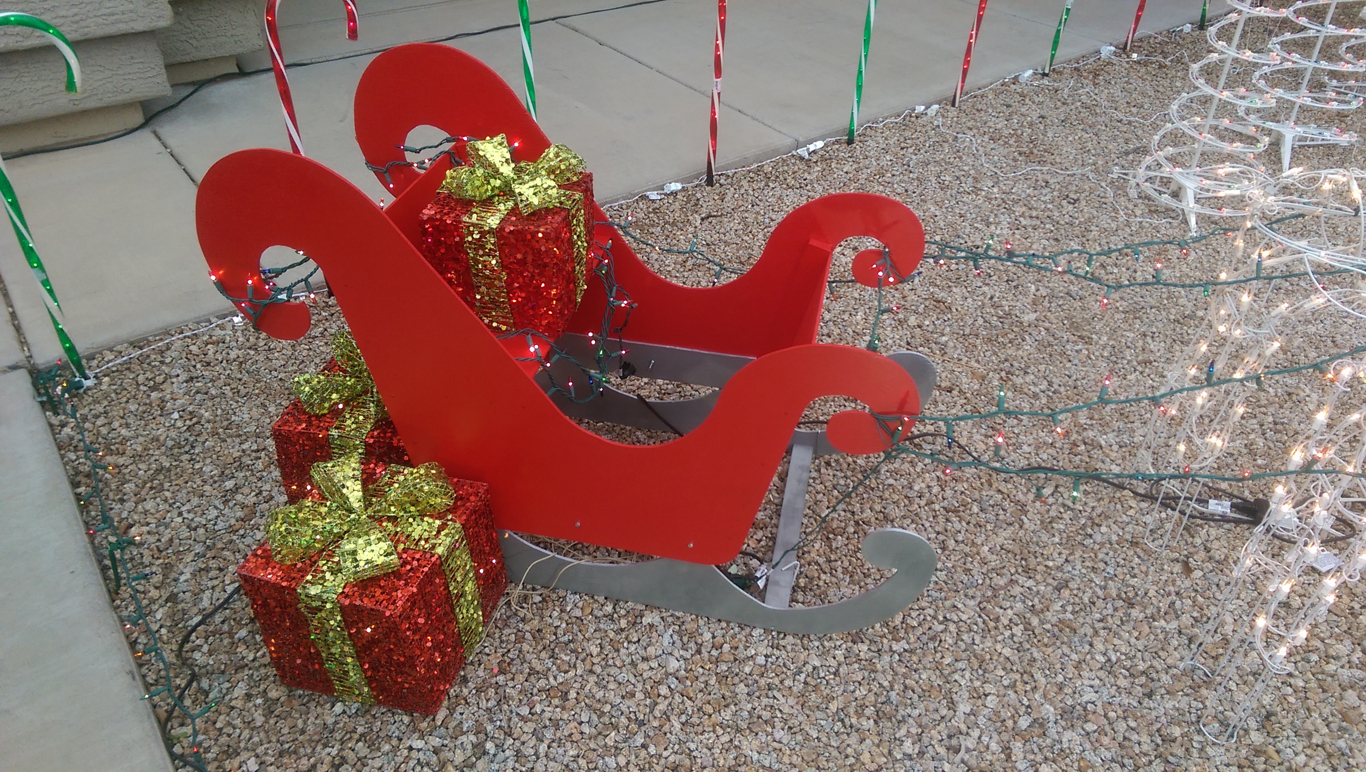 DIY Santa Sleigh Christmas Yard Decoration